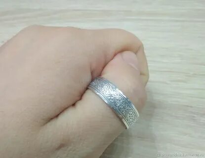 Кольцо на большом пальце у мужчины