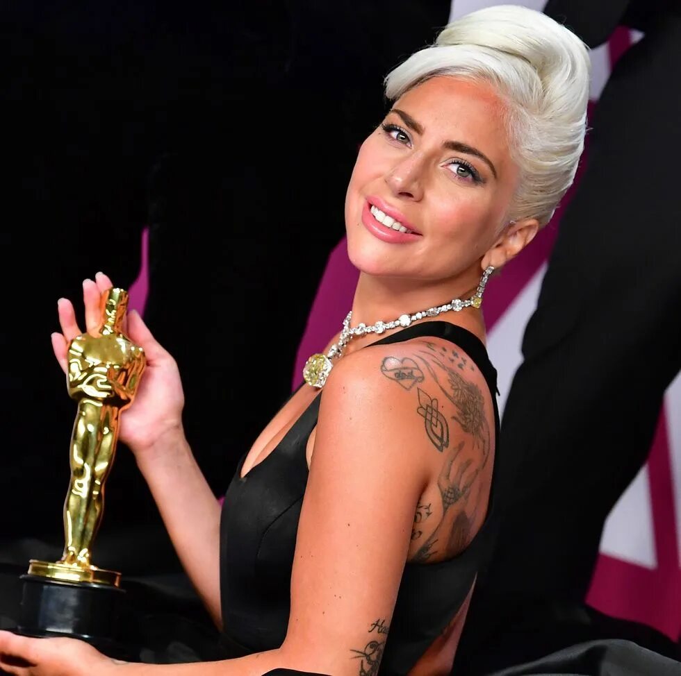 Гага оскар. Леди Гага. Lady Gaga Oscar. Леди Гага на премии Оскар. Подвеска леди Гаги Оскар.