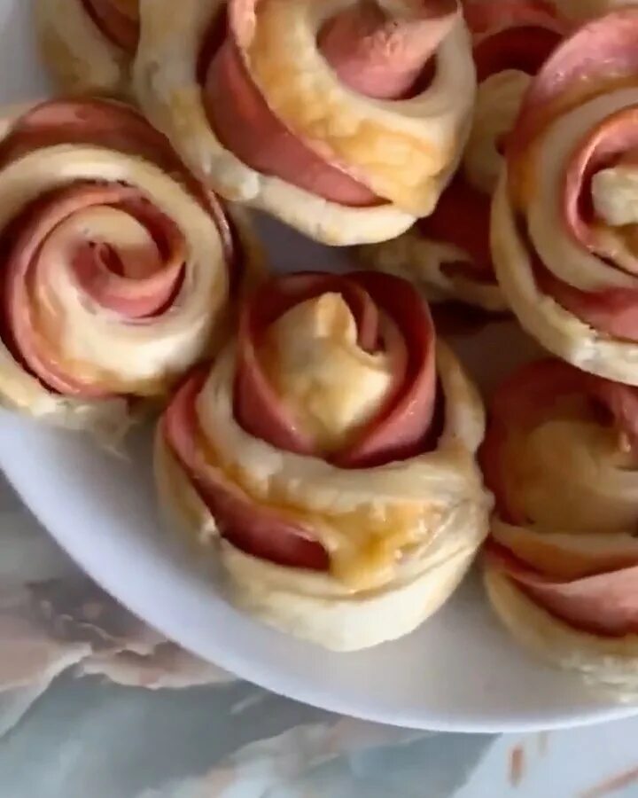 Слоеное тесто с колбасой. Что сделать из колбасы и слоеного теста. Булочки розочки с колбасой. Сосиски в тесте розочкой. Розочки из слоеного теста.