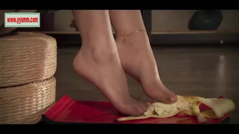 Женские туфли раздавили. Женские туфли раздавили. Наступили на ногу каблуком. Девушка наступила. Наступила каблуком.