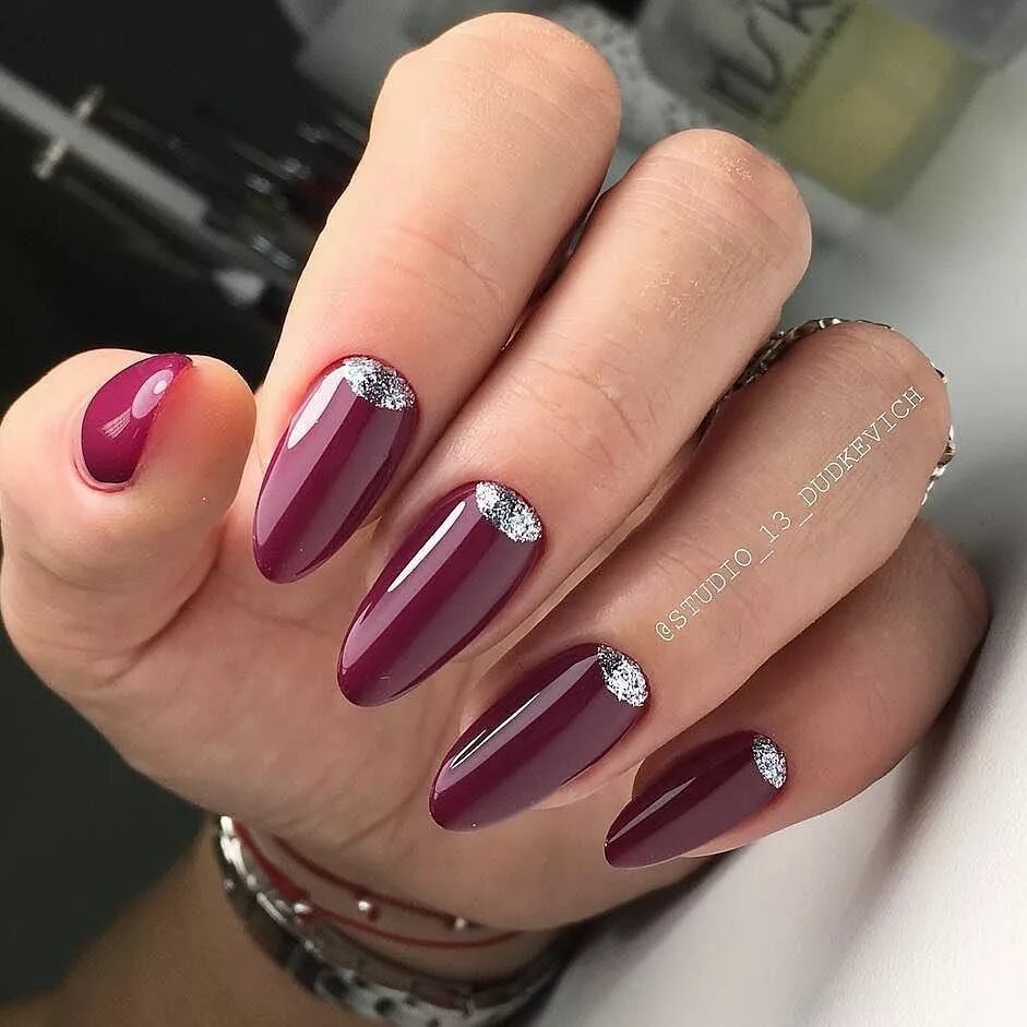 бордовый маникюр с втиркой. маникюр кошачий глаз красный с черным. маникюр осень цвета марсала 2021. бордовые ногти с втиркой. маникюр бордовый втирка.