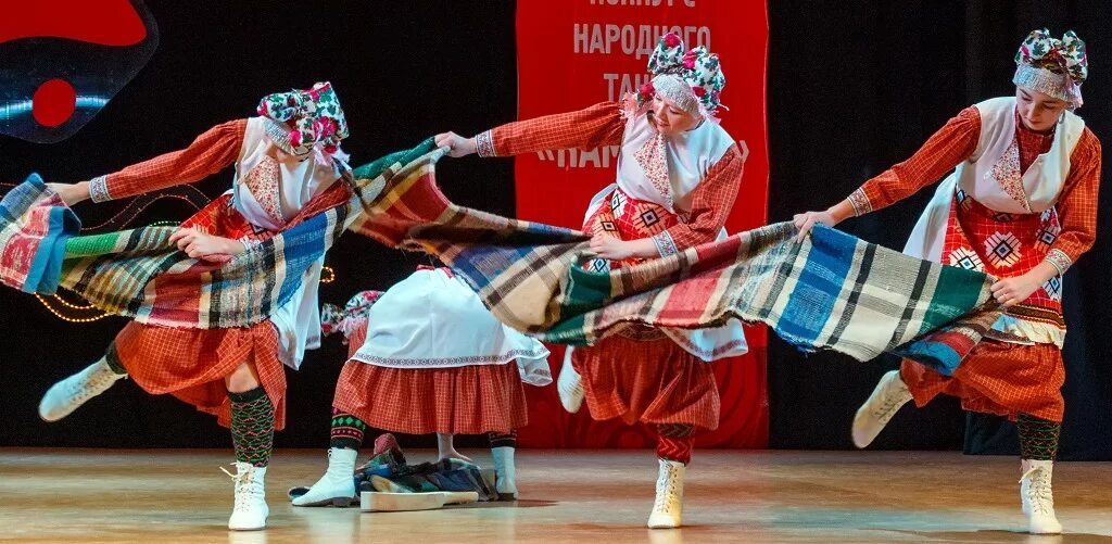 Удмуртский танец тыпыртон. Удмуртские сценические костюмы айкай. Ансамбль катанчи удмуртия. Праздник гырон быдтон. Удмуртский танец айкай.