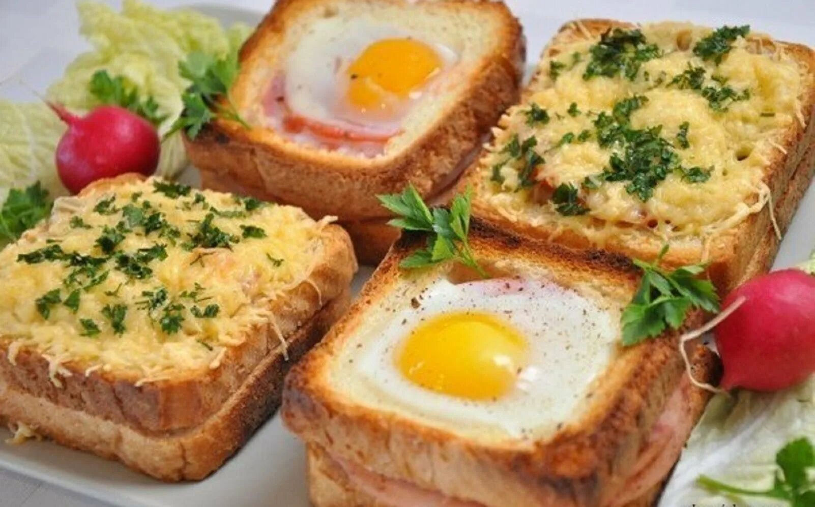 Горячие бутерброды с яйцом. Бутерброд с яичницей. Необычные и вкусные бутерброды к завтраку. Бутерброды с яйцом и сыром. Тостовый хлеб с яйцом