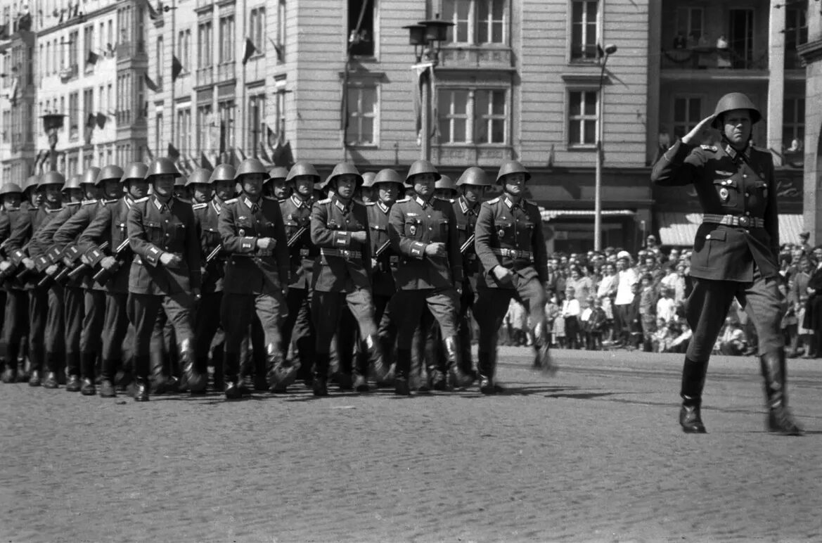 Гдр рутуб. МГБ ГДР Штази. Форма Штази МГБ ГДР. Солдаты ГДР маршируют.