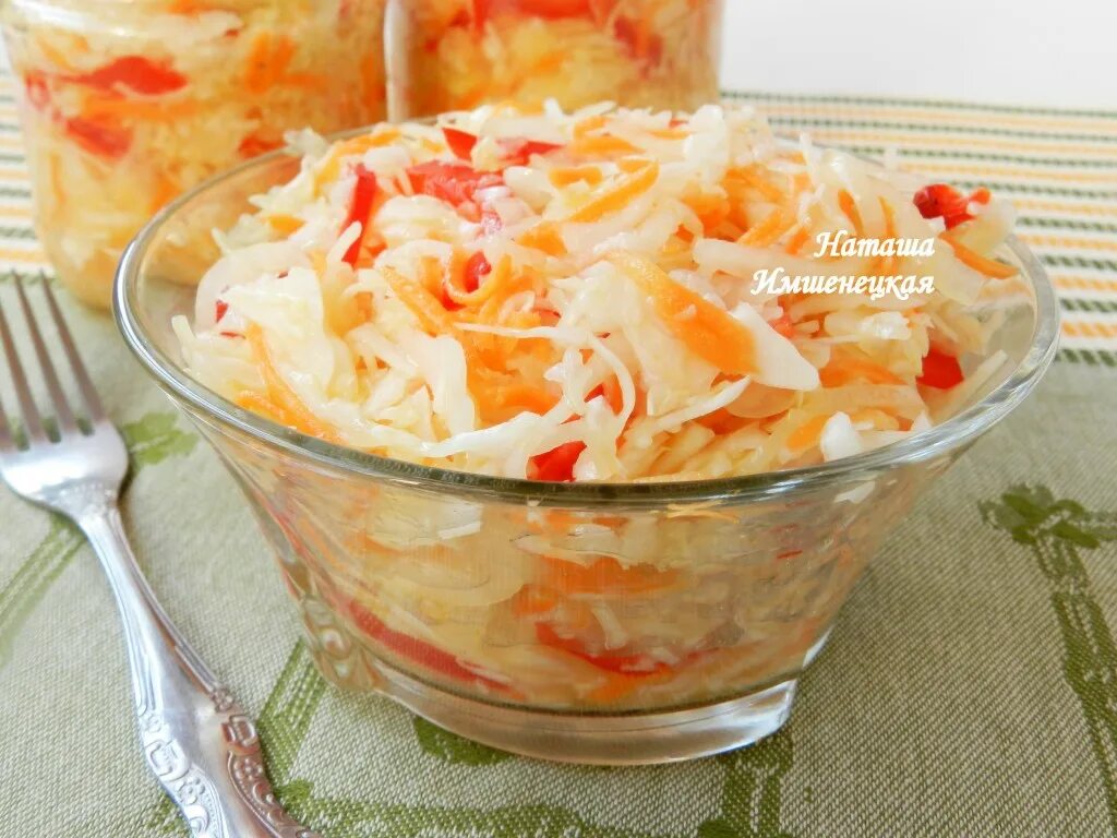 Салат капуста с морковью перцем и уксусом. Капуста морковь лук салат. салат из капусты с морковью и болгарским перцем. салат из капусты моркови и перца. капустный салат с болгарским перцем фото.