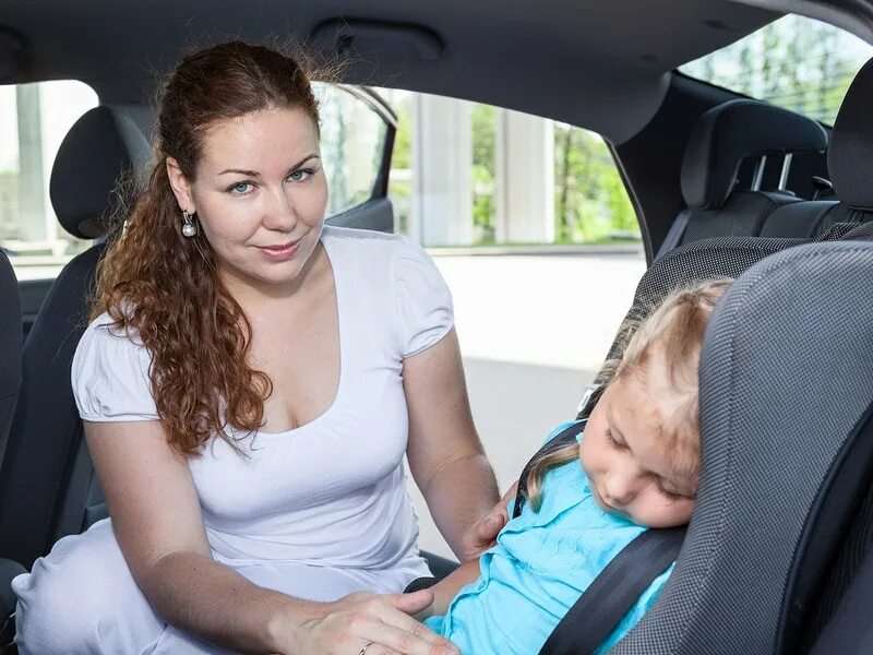 автомобиль дочь. мама с дочкой в машине. мама с дочкой в машине. семья путешествует на авто. женщина с дочкой в машине.