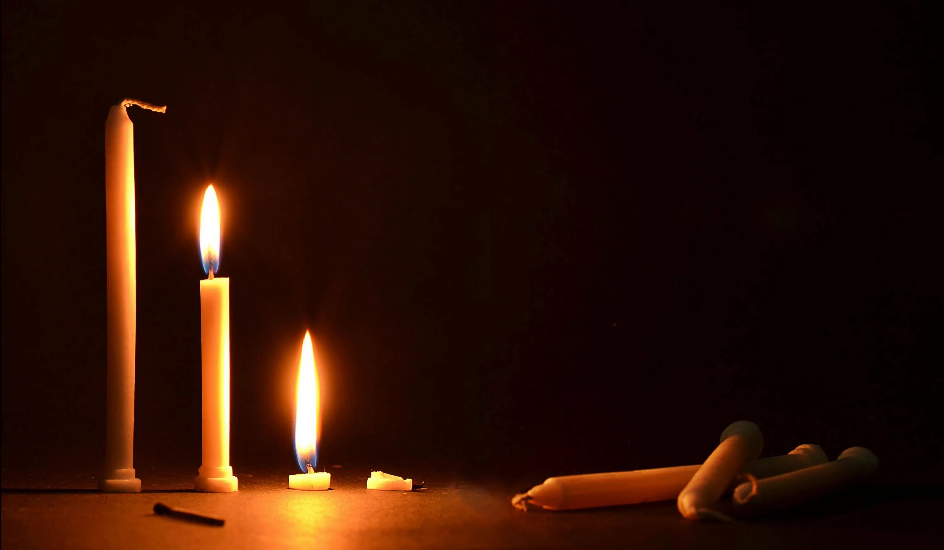 свет свечи. свеча на красном фоне. свечи "огоньки". массаж фон. свечи фон.