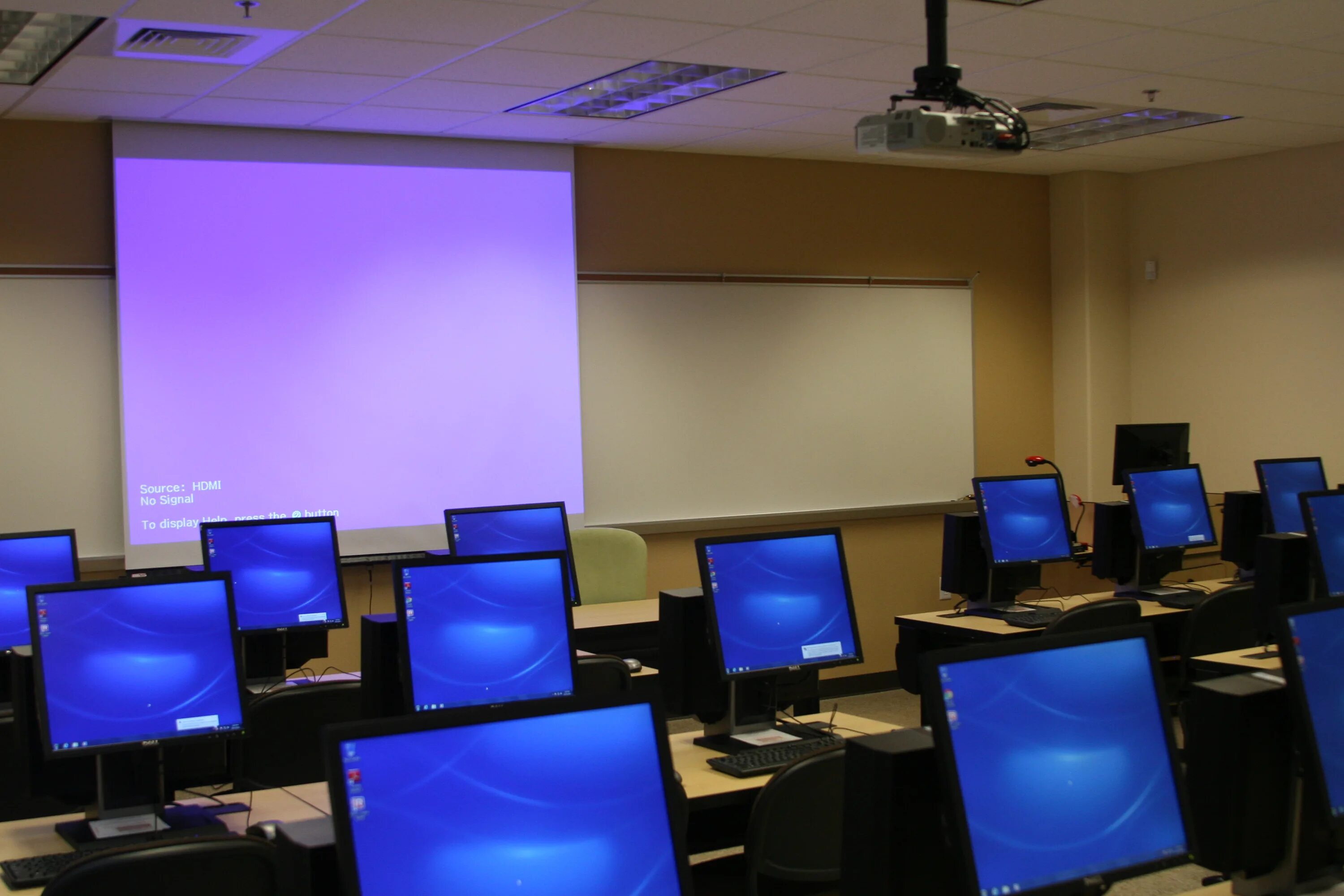 Информационно компьютерный центр. Специалист по информационным технологиям. Компьютер в офисе. Компьютерная система автоматизации. Автоматизированные центры диспетчерского управления.