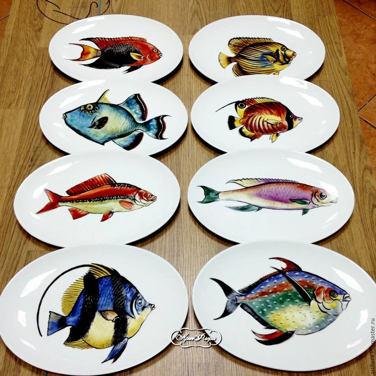 Тарелка рыбка. Тарелка с рыбками. Декоративные тарелки рыбки. Керамические тарклки с декоративнымирыбами. Расписная тарелка с рыбой.