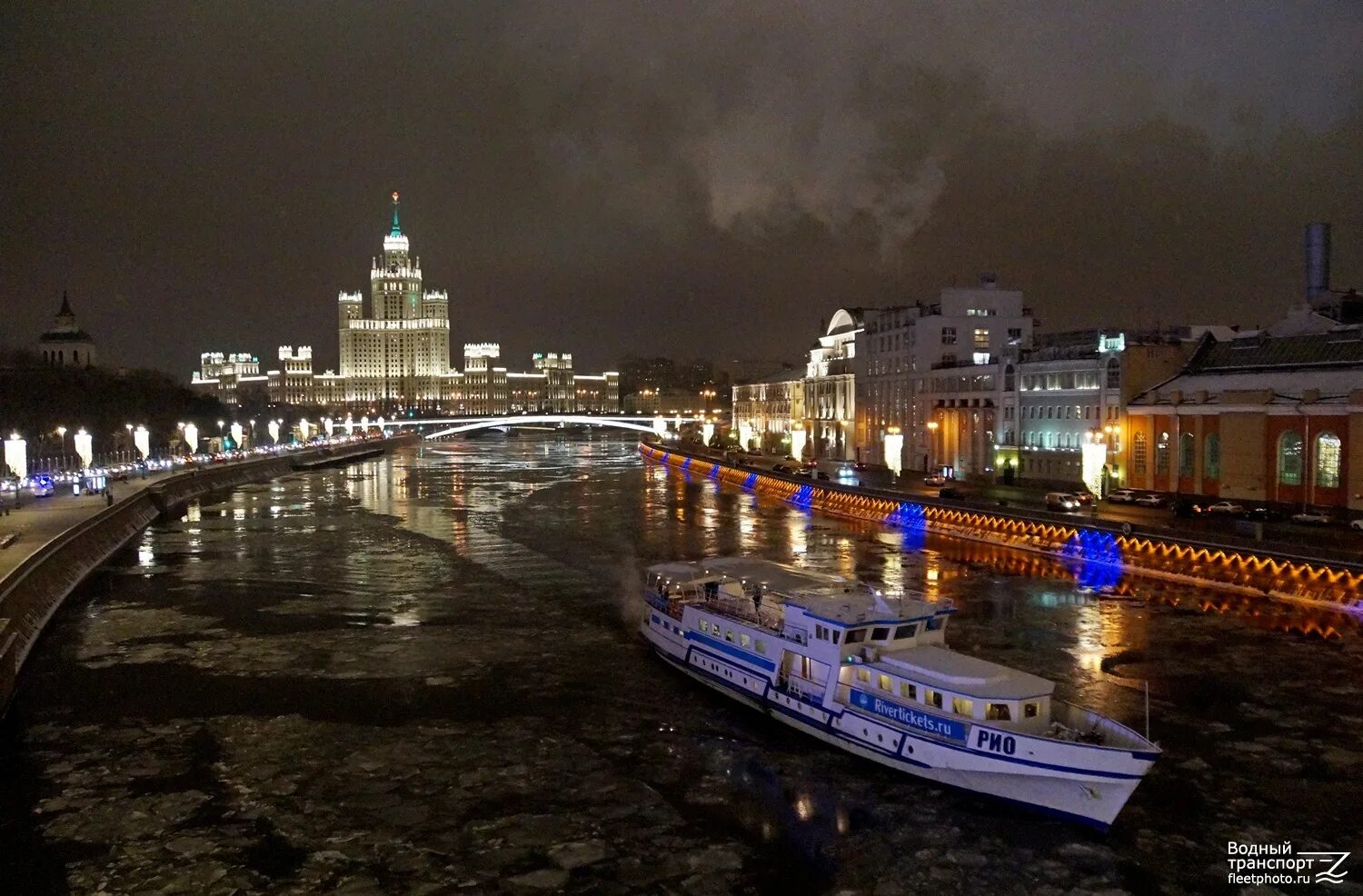 Москва река читать краткое. Баржа Рио 1 Москва. Речной теплоход Зарядье. Теплоход Москва река ночь. Рио баржа по Москве реке.