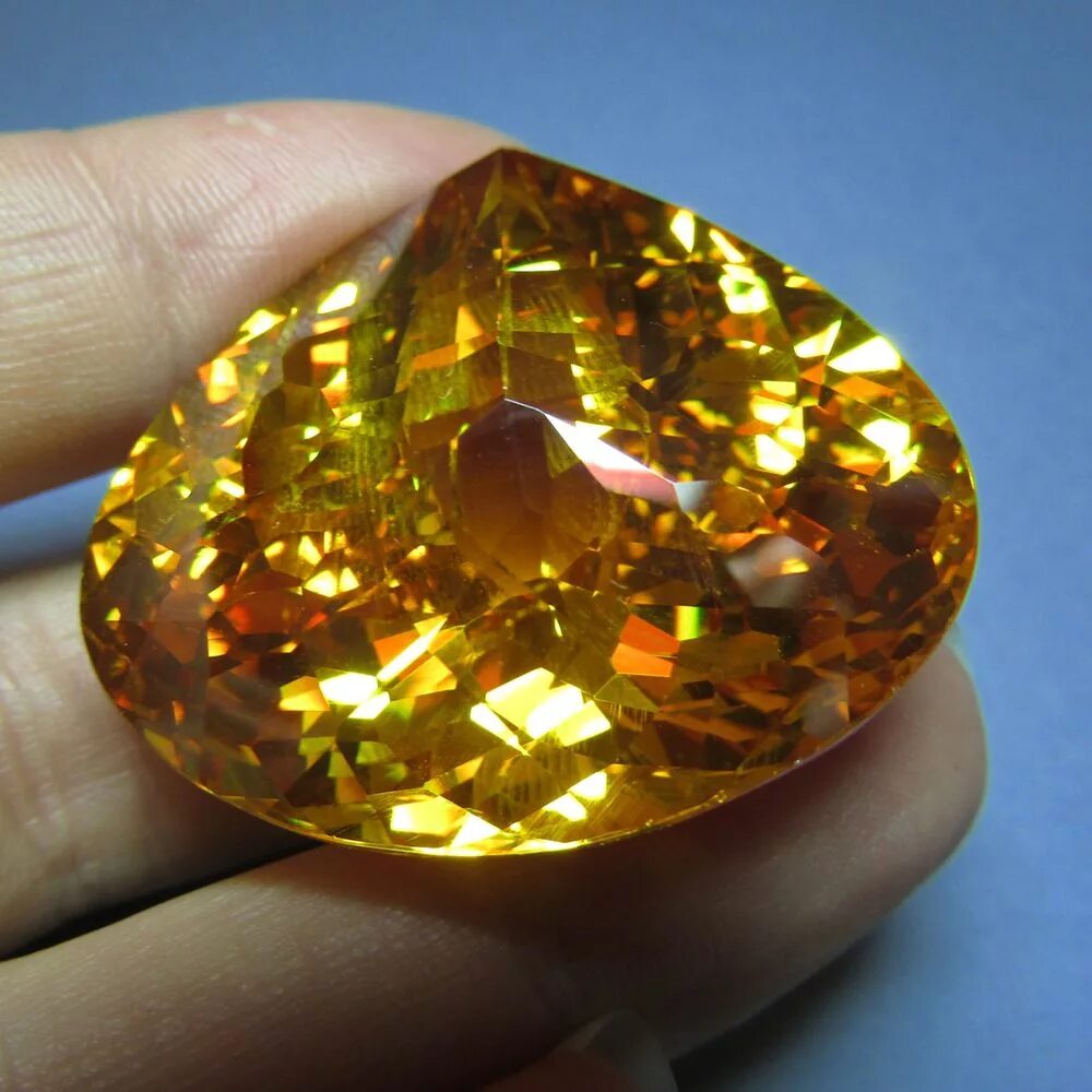 цветные алмазы. драгоценный камень богатства. драгоценный камень богатства. платина. ювелирные камни.