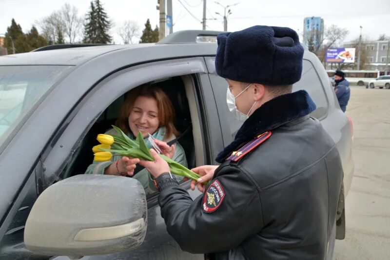 Автоледи смоленск. Цветы для автоледи акция. разбирательство сотрудники гибдд. с 8 марта автоледи.