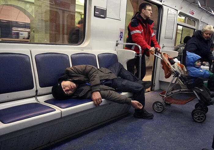 Можно ли в метро с перцовым. Мигранты в метро. Гастарбайтеры в Московском метро.
