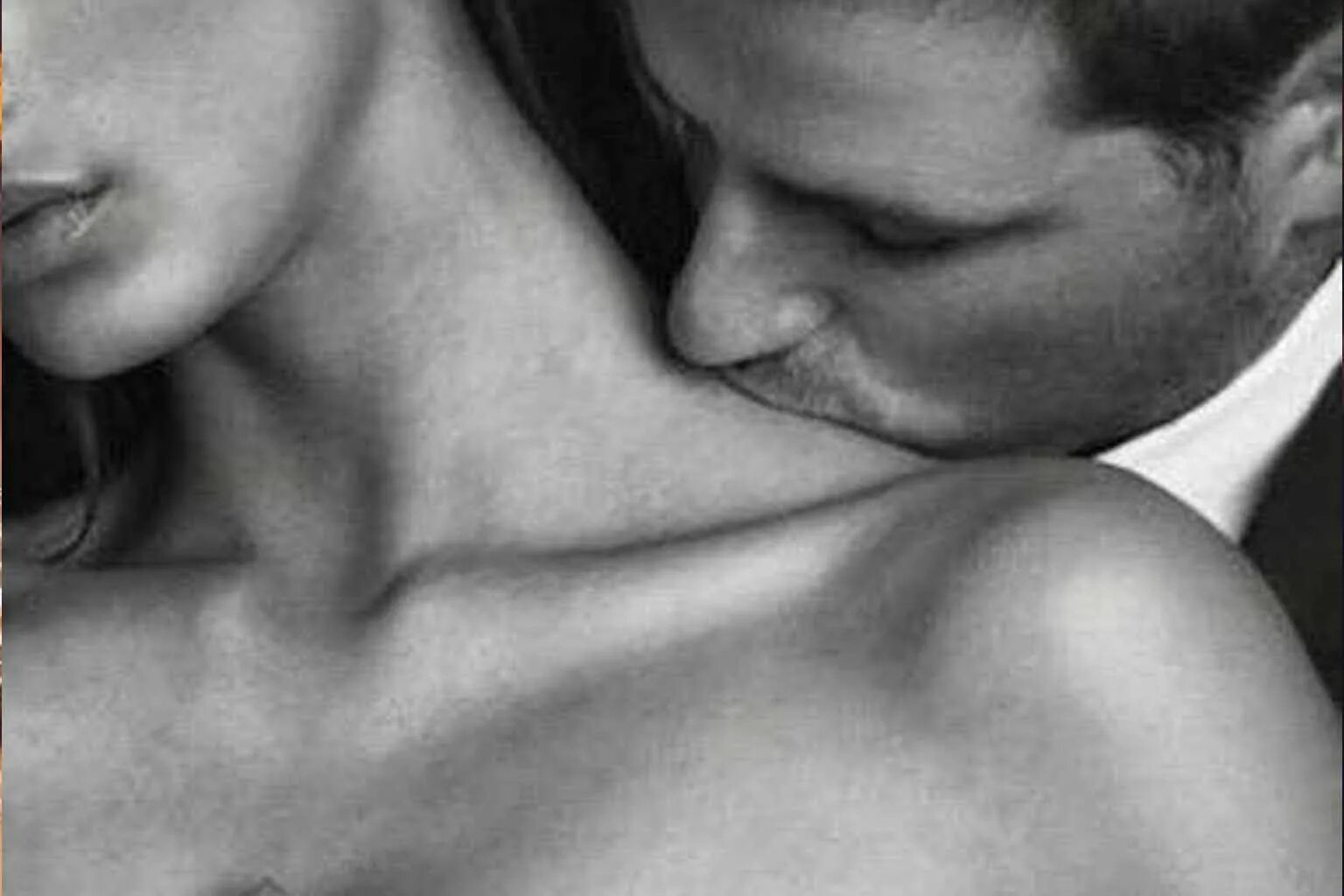 Поцелуй в шею. Поцелуй в плечо. Нежный поцелуй в шею. Нежный поцелуй в плечо. Мужчина страстно ласкает