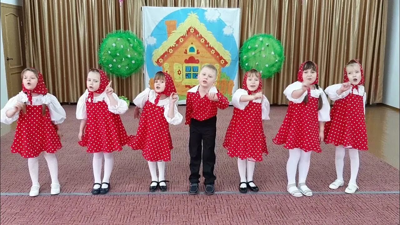 У матрешек розовые щечки. Танец у матрешек розовые щечки в детском саду. Танец матрёшек в детском саду. Малыши розовые щечки танец.