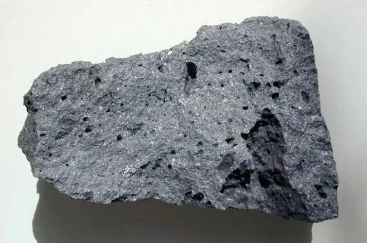 Базальт это минерал. Базальт Горная порода. Базальт магматическая порода. Вулканическая порода базальт. Горная порода камней базальт.