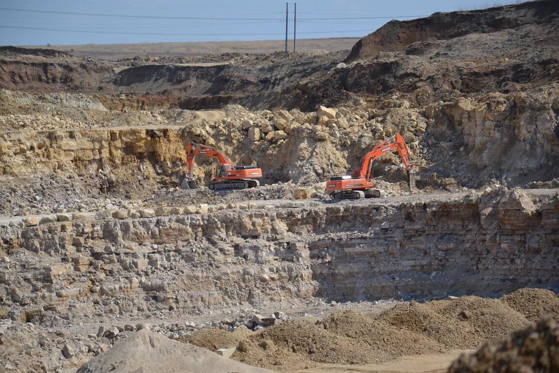 месторождение известняка. карьеры добыча песка.