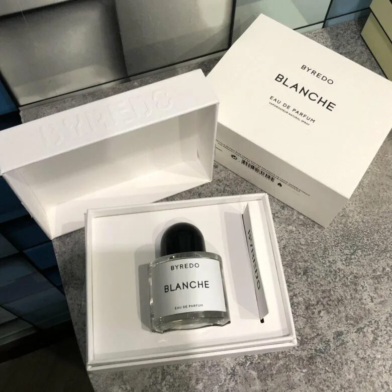 Аромат blanche byredo. Byredo Blanche 50ml. Byredo Parfums Blanche 100ml. Byredo 50 ml. Byredo Blanche парфюмерная вода 100 мл.