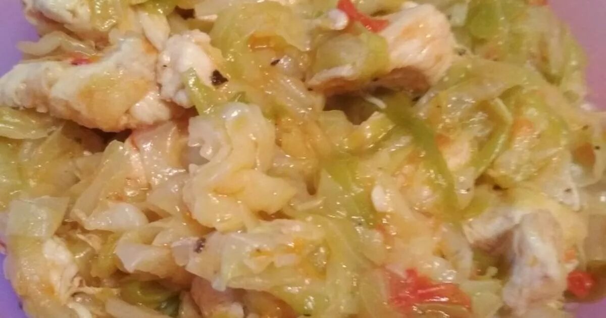 тушеная капуста с курицей. иушенаякапуста с курицей. тушеная капуста с курицей. гарнир к тушеной капусте. тушёная капуста с филе курицы.