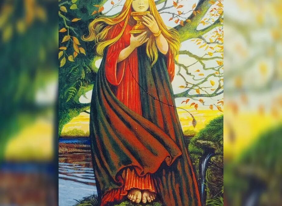 Принцессы tarot. Принцесса кубков таро. Карты таро принцесс чаш. Принцесса жезлов таро. Таро золотой зари паж кубков.