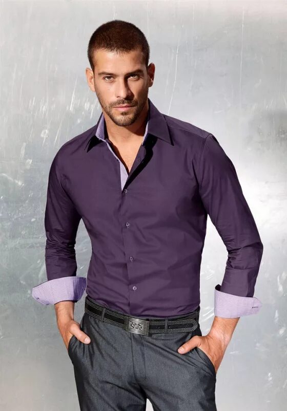 красная рубашка. красная рубашка. рубашка с новогодним принтом мужская. цвет рубашки на новый год 2024. мужской сорочка цвет фуксия.