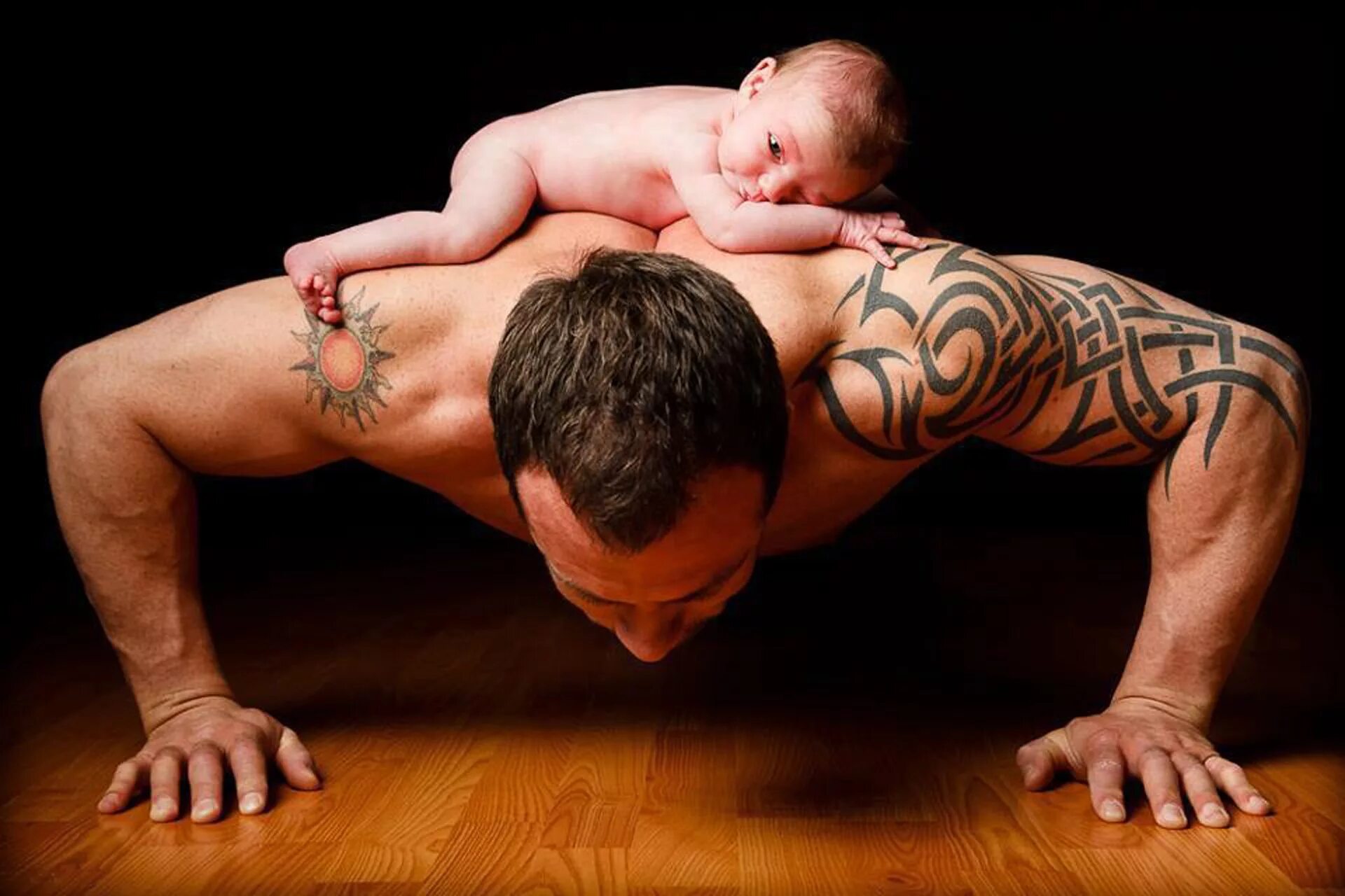 Сильнейший отец. Мужчина с ребенком на руках. Приколы про мужчин. Демотиваторы про мужчин. Прикольные мотиваторы для мужчин.