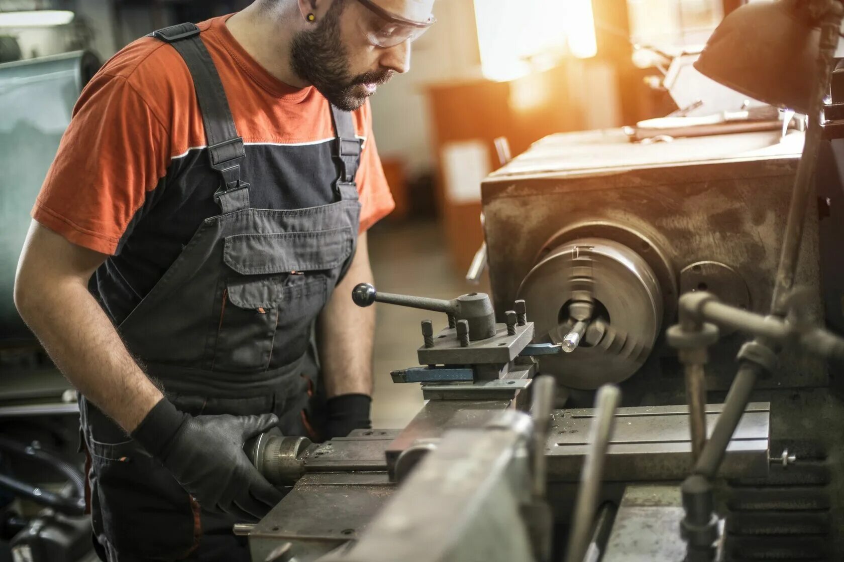 Фото работы на сверлильном. Станочник по металлообработке. Токарь в россии. Токарь вахта. Токарь вахта.