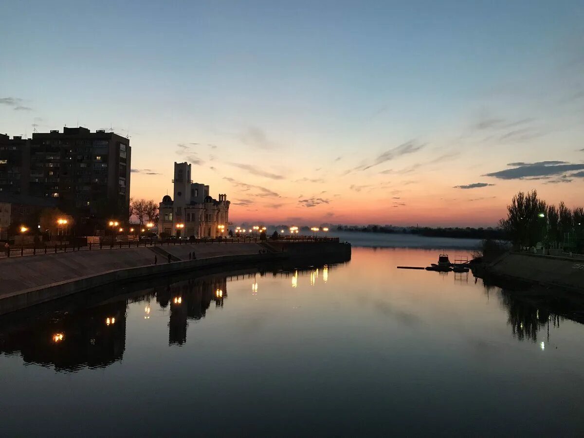 Москва волжский волгоградская область. Набережная волжский волгоградская область. волжский ночной красивый город. красивые виды волжского. самые красивые волжские города.
