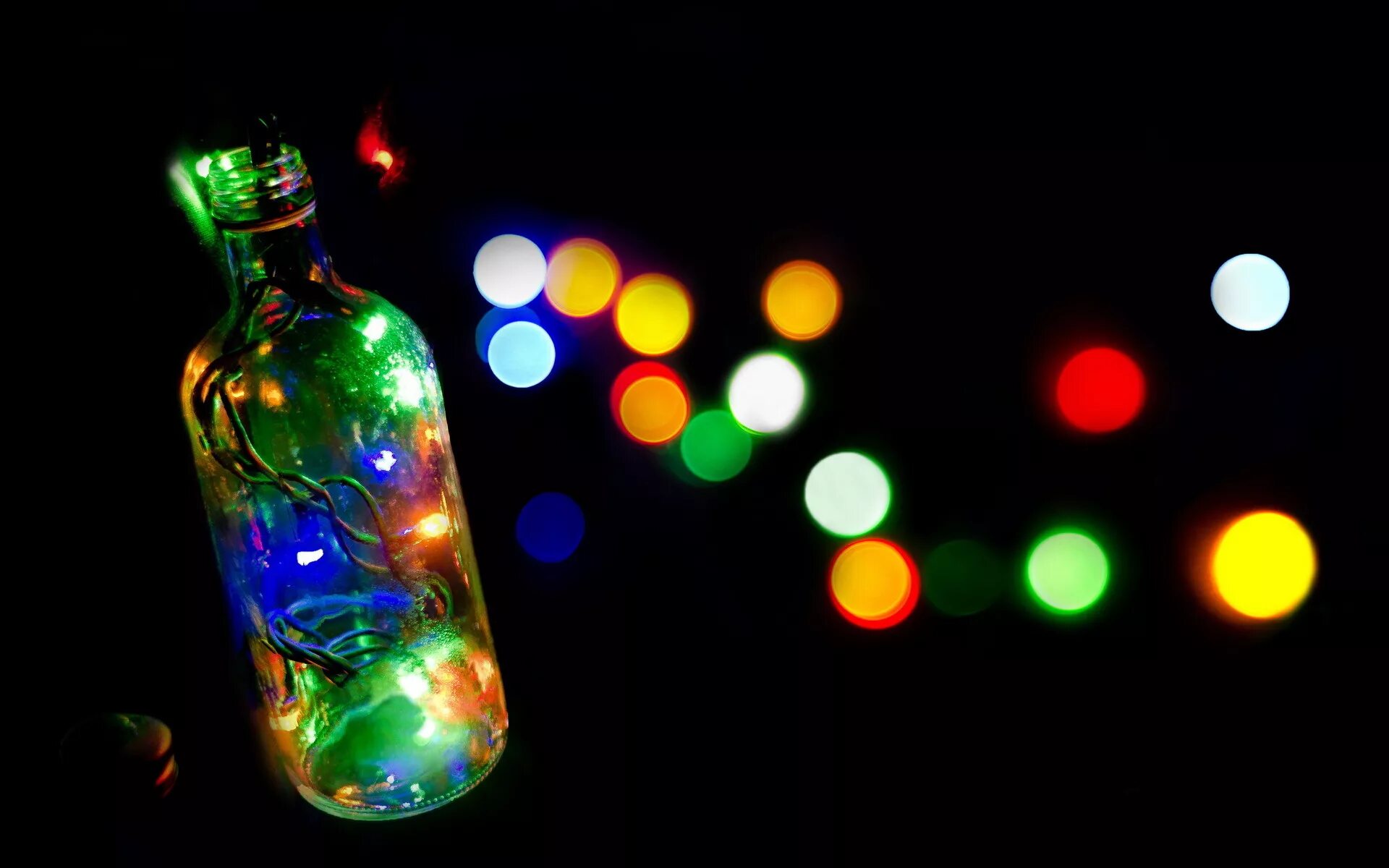 Бутылка фон. Разноцветные бутылки. Фон с бутылочками. Цветные бутылки на черном фоне. Яркая бутылочка на темном фоне.
