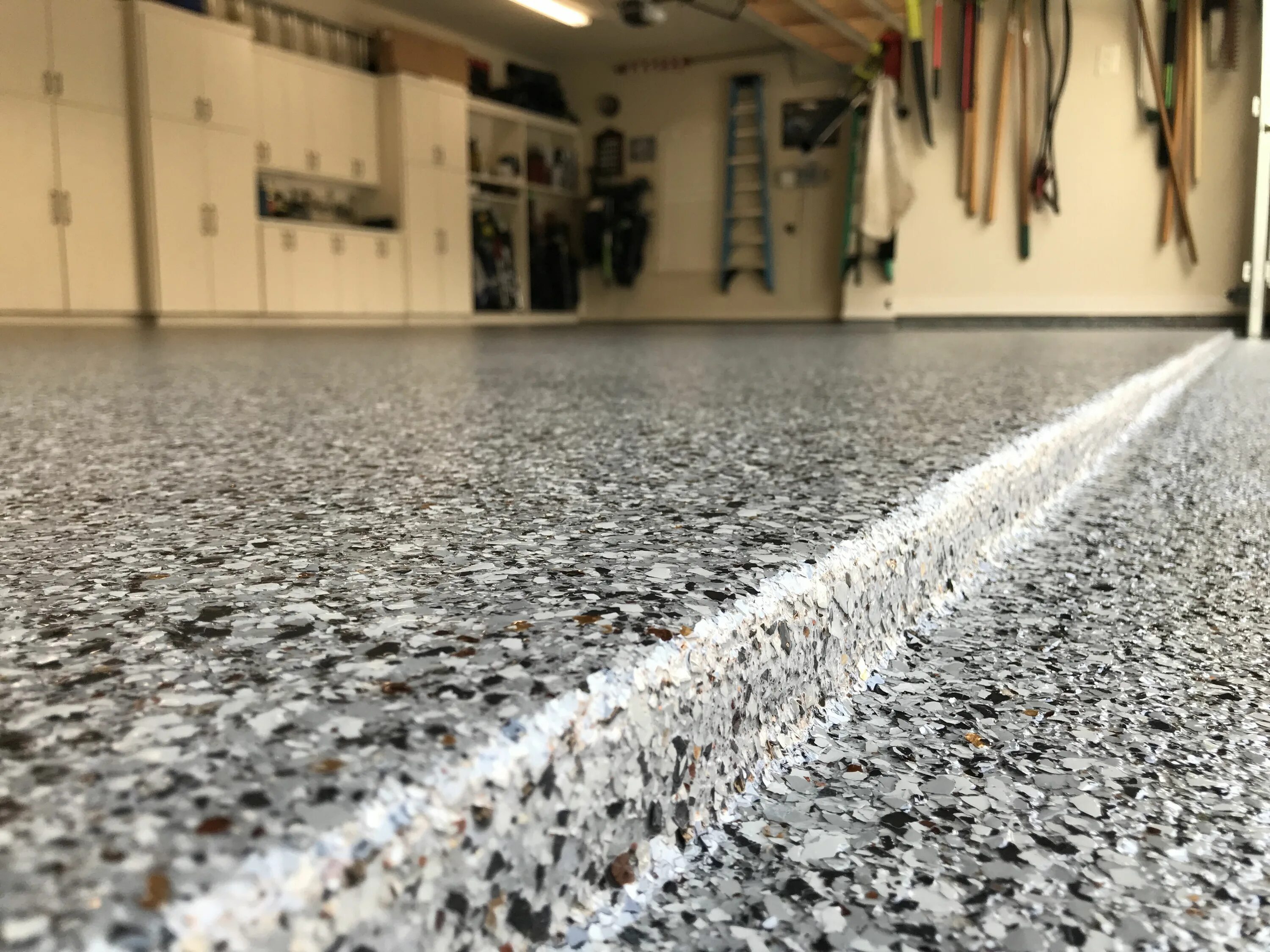 Защита бетонного пола. Polyaspartic Floor. Epoxy Garage Floor. Epoxy Flake Garage Floor. Покрытие для бетонного пола гаража.