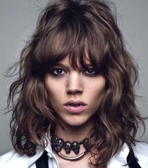 Coiffure cheveux bouclés-idées de coupes et tendances Thick hair styles, Wavy ha