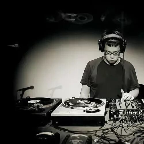 Slide sonoridade melódica dj shadow zn. DJ Shadow 2023. DJ Shadow его студия. DJ Shadow индийский диджей. DJ Shadow Endtroducing обложка.