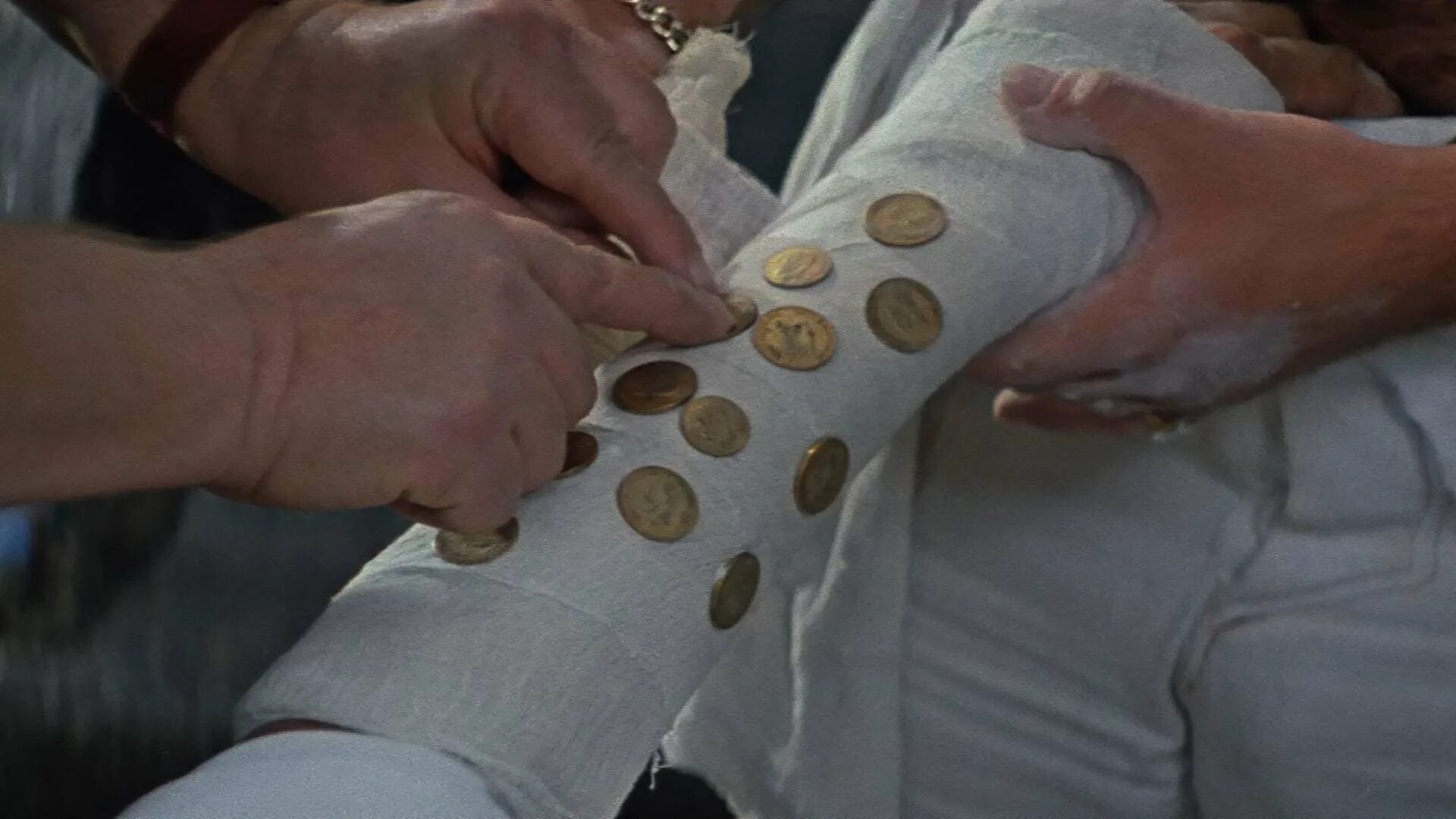 Бриллиантовая рука кольца. Бриллиантовая рука (1968). художественный фильм 1968 бриллиантовая рука. бриллиантовая рука никулин в гипсе. бриллиантовая рука фильм 1968 миронов.