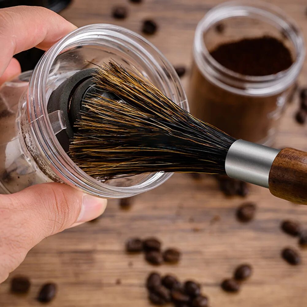 фильтр для кофемашины. мытье кофемашины. очистка кофемашины от накипи. грязная кофеварка. щетка для бариста.