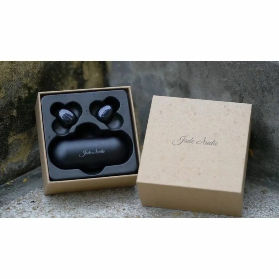 Jade audio ew1 сброс настроек. Jade audio ea3. Jade audio наушники. Jade audio. Беспроводные наушники jade audio ew1 в ушах.