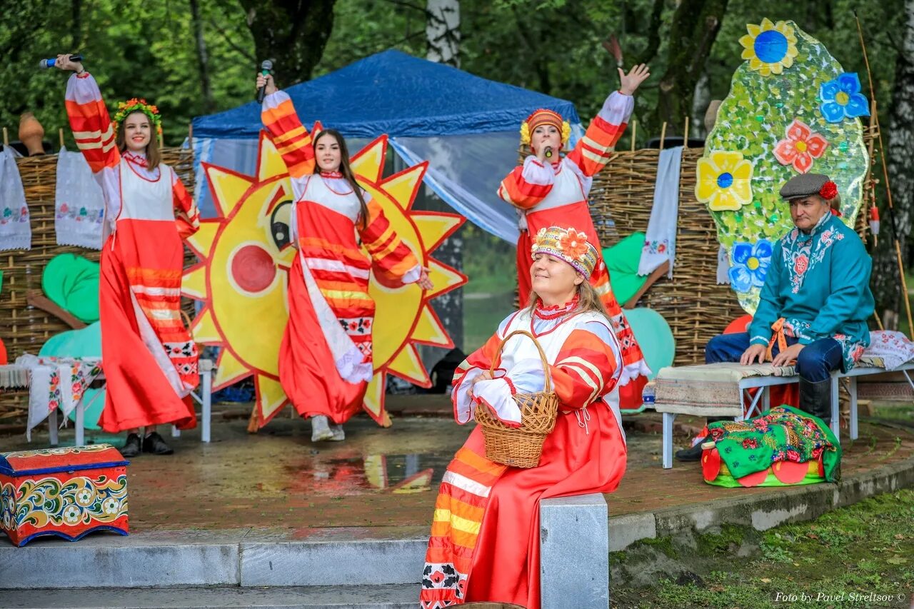 Отметить день рождения в брянске. Яблочный фестиваль конкурс. Костюмы для праздника Брянск-. Фестиваль яблок оформление. Брянск юбилей в Садко новый городок.