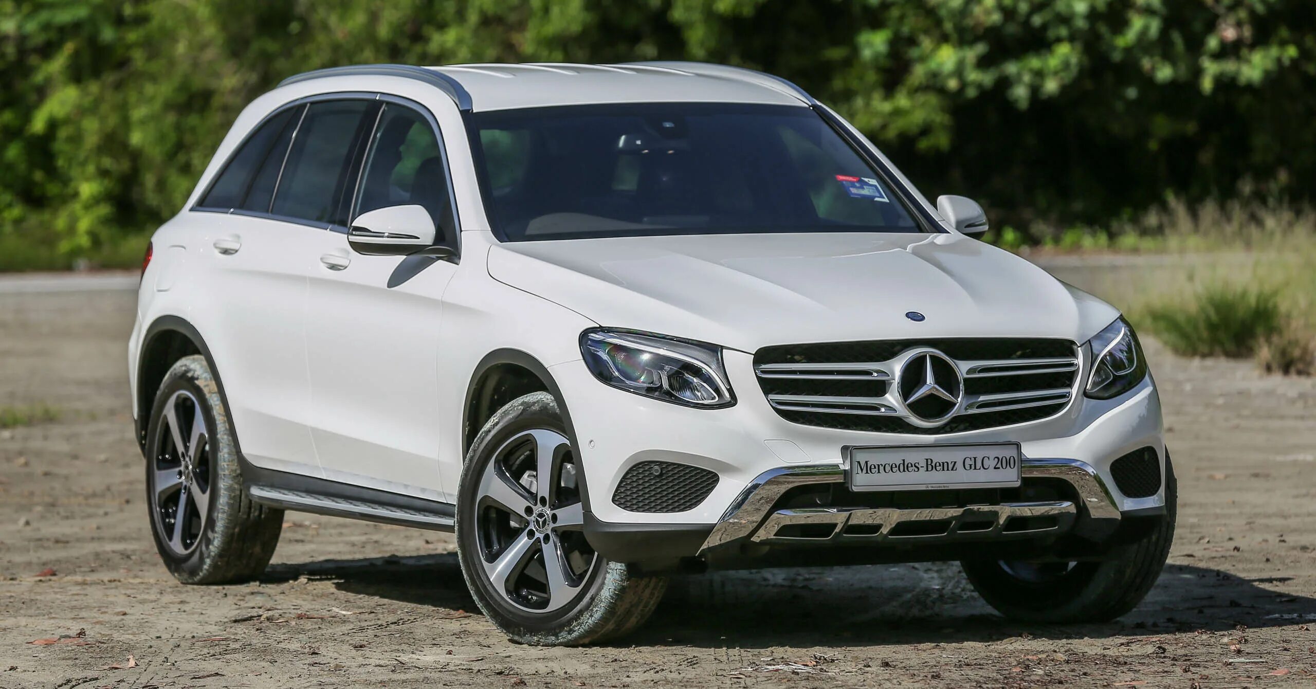 Mua xe GLC 200 thanh toán chỉ 6tr9 mỗi tháng. Hấp dẫn chưa từng có tại Mercedes