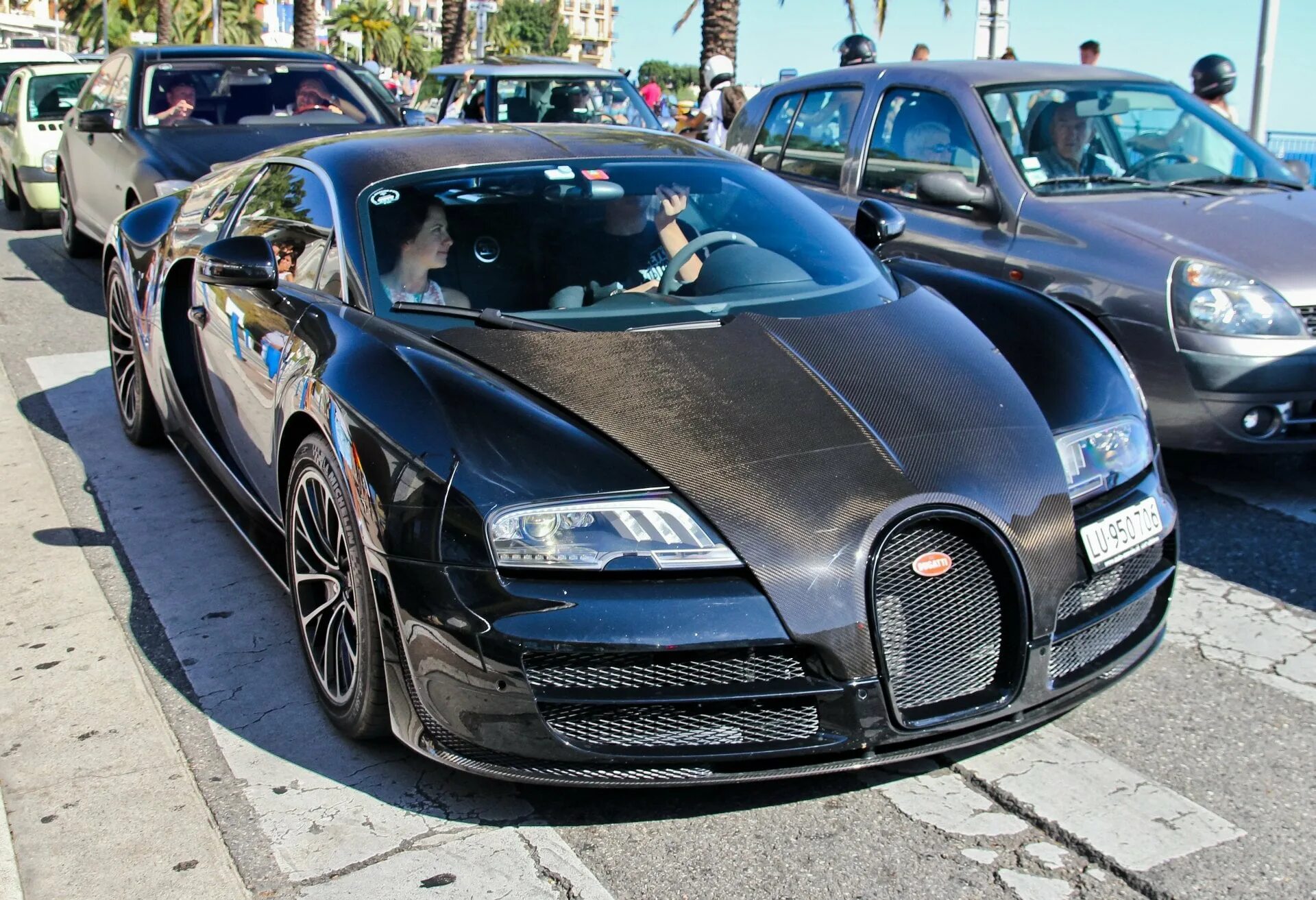 Кому принадлежит бугатти. Bugatti Veyron 16.4 super Sport. Bugatti Veyron 16.4 super Sport 2010. Бугатти Вейрон Роналду. Бугатти Вейрон 2014.