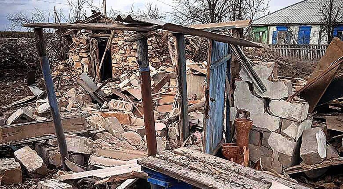 Разрушенные дома в Донецке. Разрушенные дома в Ростове. Развалили дом от снаряда частный дом. Разрушающий рост