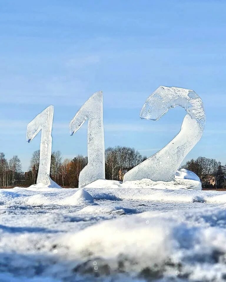 цифры из льда. ледяные цифры. цифры 2022 из льда. цифры в снегу. ледяные буквы.