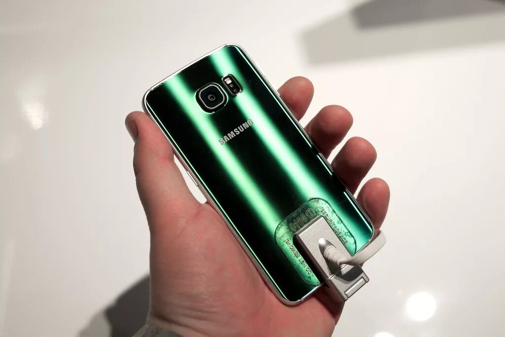 Samsung смартфоны зеленые. Samsung galaxy s6 edge green. samsung galaxy s6 edge зеленый. самсунг галакси s6 edge изумрудный. samsung s7 edge green.