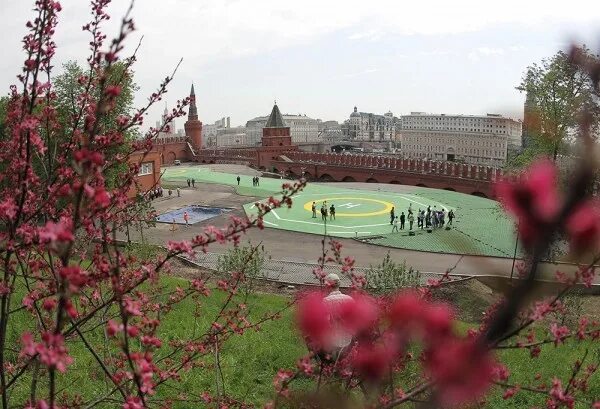 Россия вошла в десятку. Тайницкий сад Московского Кремля вертолетная площадка. Тайницкий сад Московского Кремля. Тайницкий сад Московского Кремля осень. Тайницкий парк в Кремле.