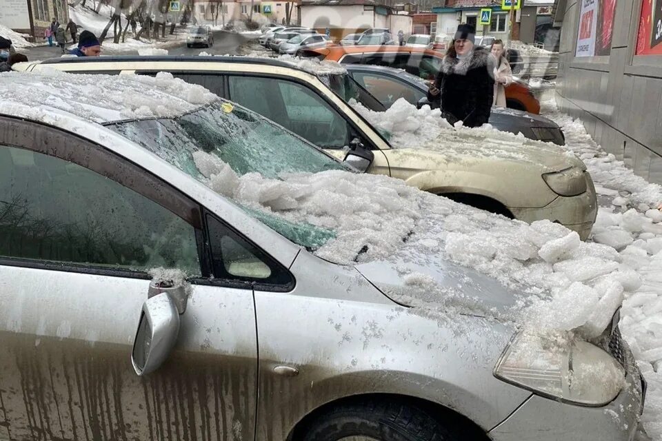 Машина во льду. Глыба льда автомобиль. Машины во льду Владивосток. Лед разбил лобовое.