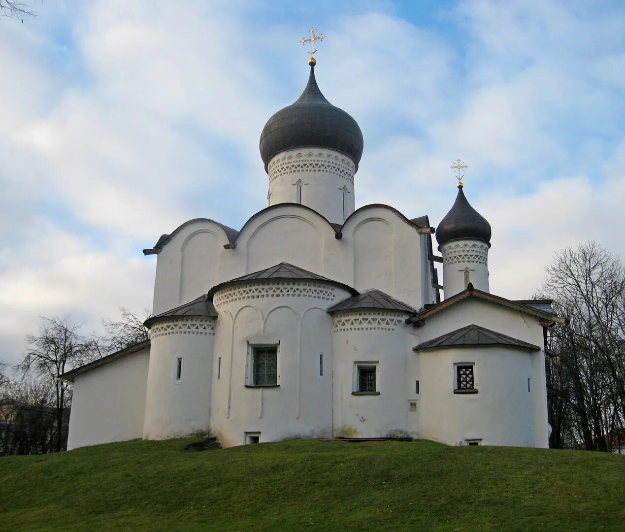Софиевский собор 16 век. Архитектура древней руси софийский собор в новгороде. Новгородский детинец и софийский собор. Древнерусское каменное зодчество. Шатровый тип храма в путинках.