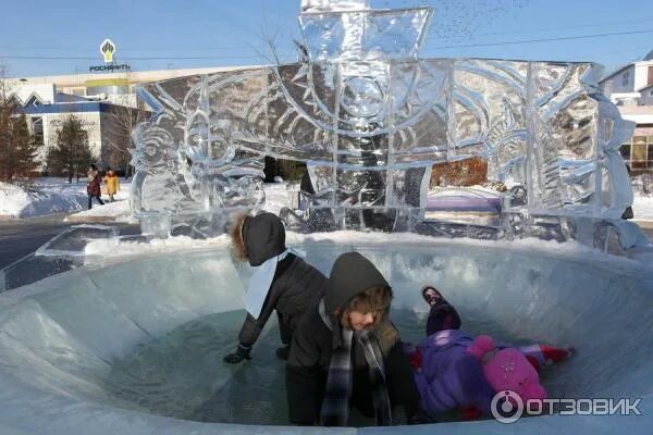 Ледяные тюмень. Ледовый городок тюмень. ледяной лабиринт в ледовом городке. ледяная чаша для детей. ледяная чаша для детей тюмень 2007 год.