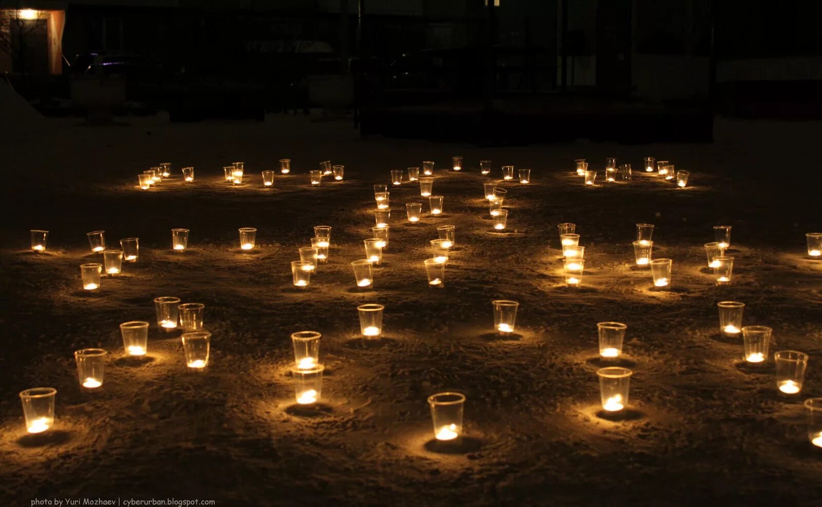 Поздравлять с днем рождения ночью. Романтические свечи. Много свечей. Дорожка из свечей. Свеча сердце.