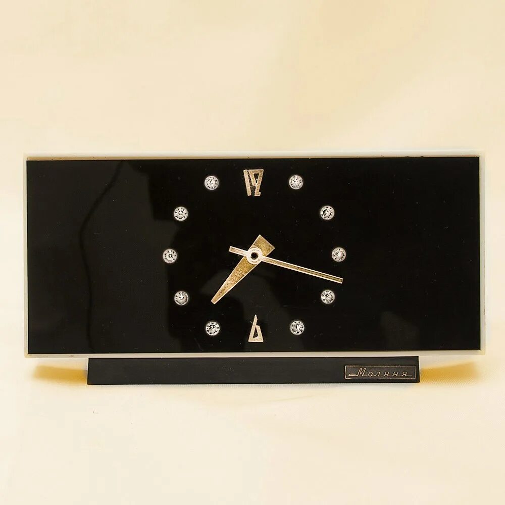 Часы молния ссср настольные змеевик. Механические часы молния ссср настольные. Настольная молния. Настольные часы молния 3309-75. Часы молния 1965 настольные.