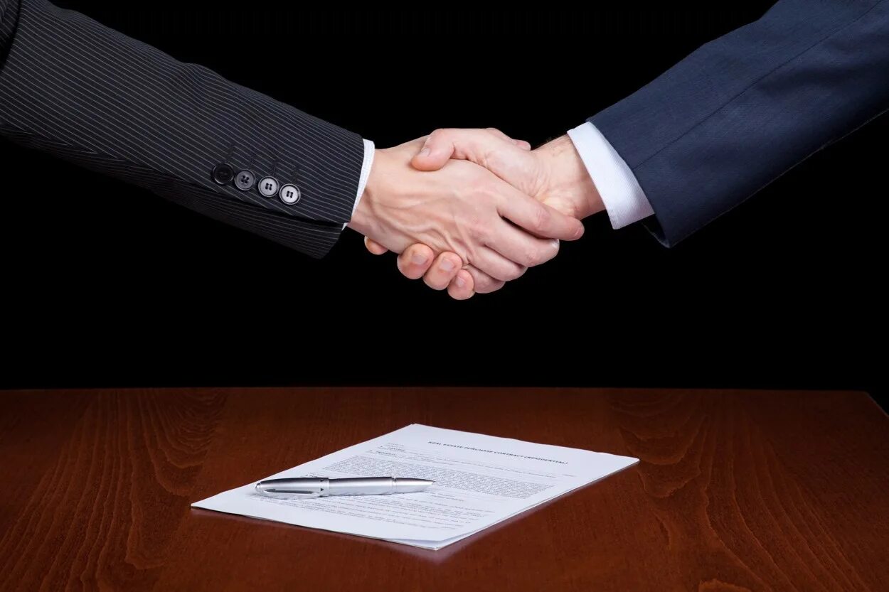 Заключение сделки. Подписание договора. Рукопожатие сделка. Рукопожатие документы.