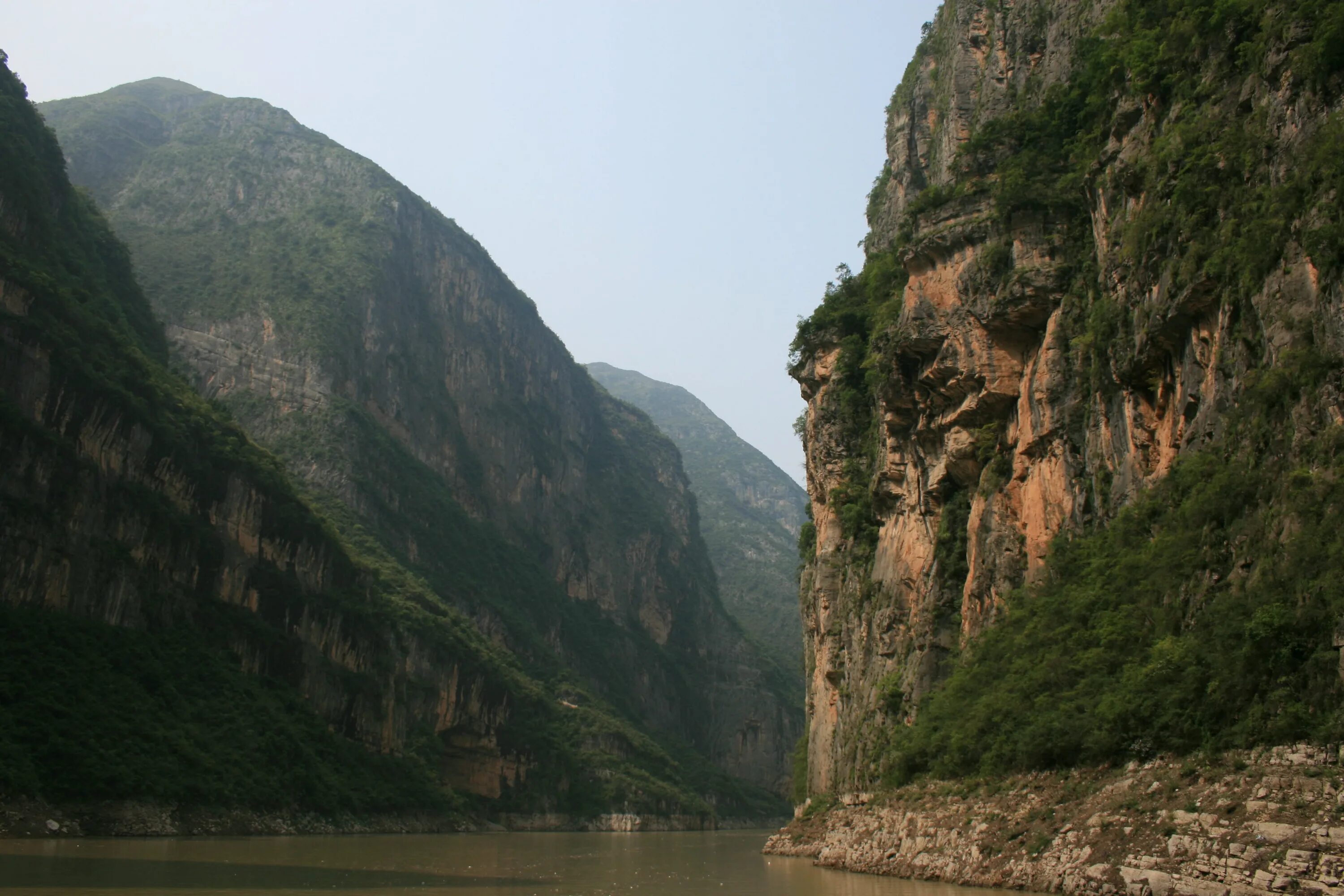 Где начало реки янцзы. Три ущелья на реке Янцзы. Ущелье Хонгши Китай. Река Янцзы Китай. Ущелье Силин Китай.
