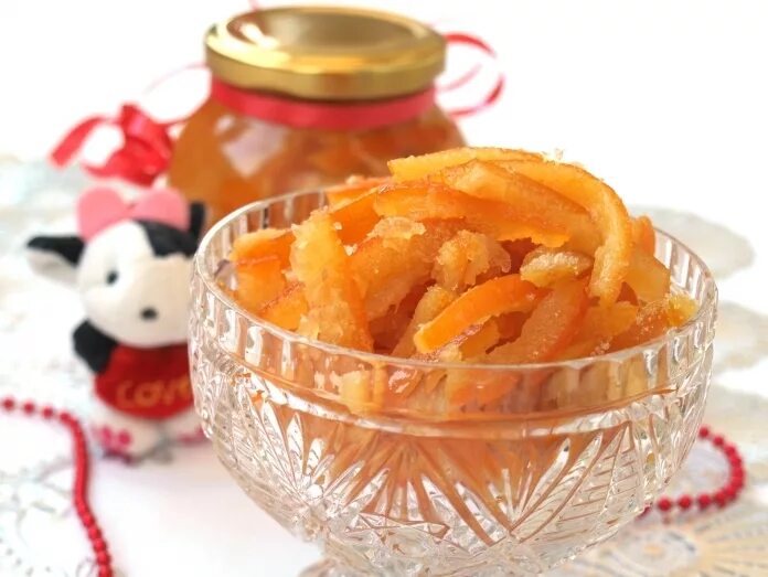 Цукаты из мандаринов. Цукаты из мандариновых корок. цукаты из мандарин. цукаты из мандариновых корочек. сладости из кожуры мандарина.
